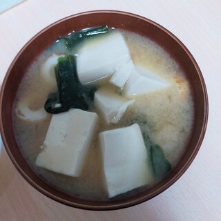 豆腐とわかめとちくわのお味噌汁